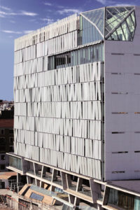 For this executive office building for Zurich Italy in Milan, architect Alessandro Scandurra incorporated exterior shade products by Model System Italia. Fabricated of Stamisol FT 381 fabric with Somfy motors, the shades control the amount of natural light inside the building, while adding a dynamic, upscale aesthetic to the building’s exterior. Photo: Model System Italia, courtesy of InSync Solar