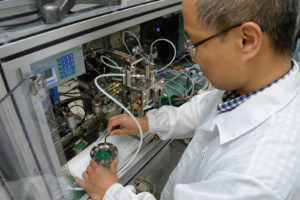 Dr. Hyung-Kun Lee, who led the research, measures the fiber sensor. “This sensor can bring a significant change to our daily life since it was developed with flexible and widely used fibers, unlike the gas sensors invariably developed with the existing solid substrates,” he says. Photo: ETRI