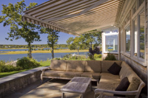 The Eclipse Premier features motorized, push-button operation and a heavy-duty torsion bar for greater rigidity, allowing the Florida homeowners to create a beautiful, comfortable and convenient outdoor living space. Photo: Eclipse Shading Systems LLC.