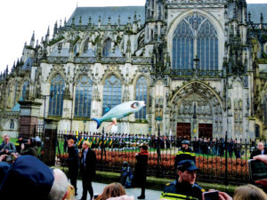 X-Treme Creations made a Hieronymus Boschinspired inflatable for the February 2016 opening of an exhibition marking the 500th anniversary of the painter’s death. This photo shows the fish with legs outside St. John’s Cathedral in the artist’s hometown of ’s-Hertogenbosch in The Netherlands. Photo: X-Treme Creations.